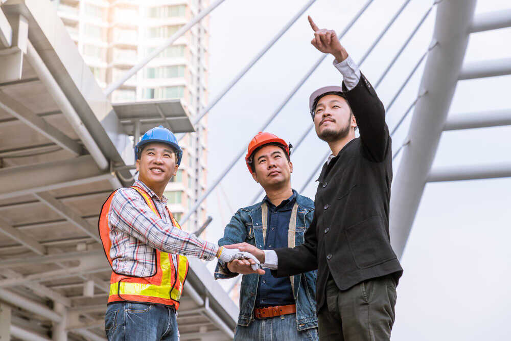 Kierownik budowy w Chinach na budowie z pracownikami